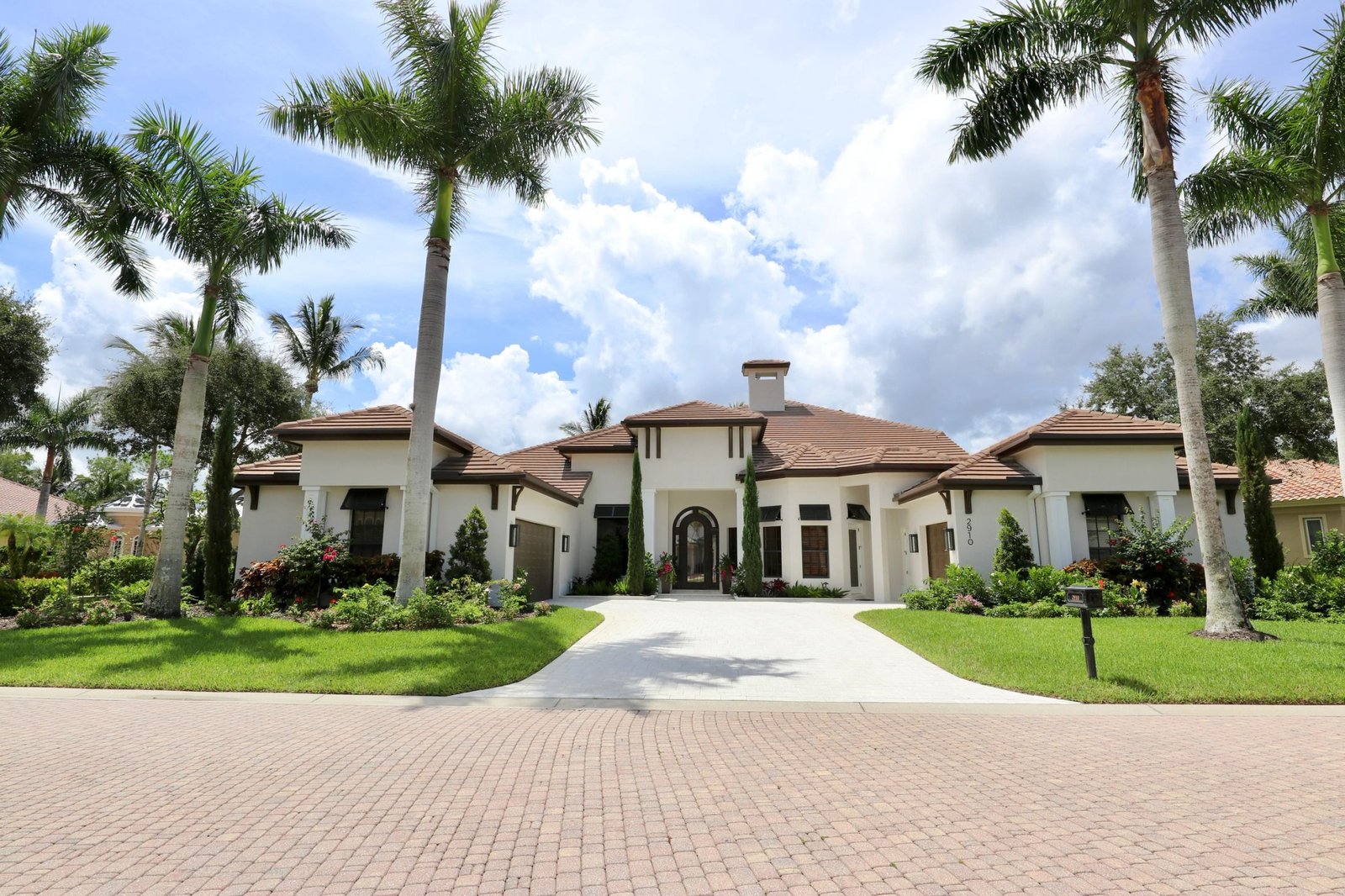 Luxury custom home with full stucco exterior by DeLaCruz Enterprises crews